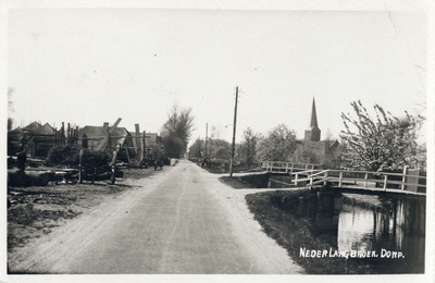 10925 Gezicht op de Langbroekerdijk en de Langbroekerwetering te Nederlangbroek (gemeente Langbroek) uit het ...